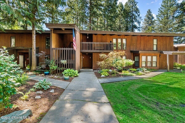 view of front of house featuring a front lawn