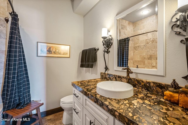 full bathroom with a shower with shower curtain, baseboards, toilet, and vanity