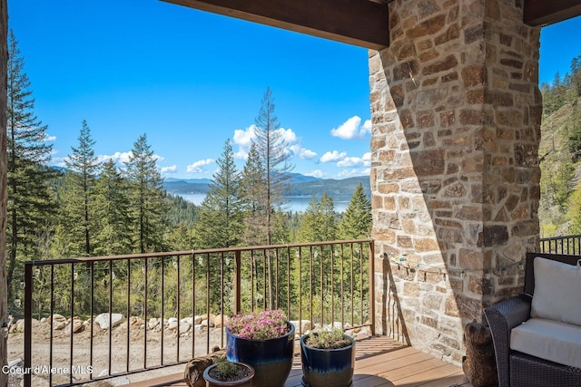 balcony with a wooded view and a mountain view