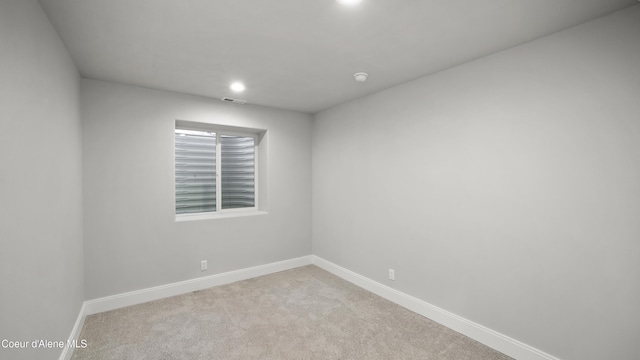 spare room featuring visible vents, recessed lighting, baseboards, and carpet