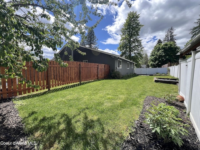 view of yard featuring a fenced backyard