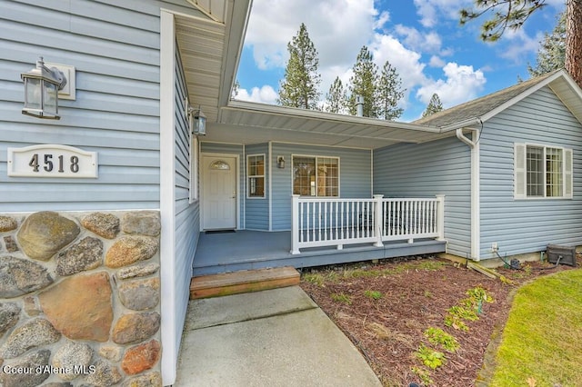 entrance to property featuring covered porch