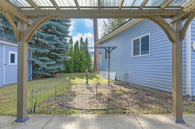 view of yard with an outbuilding