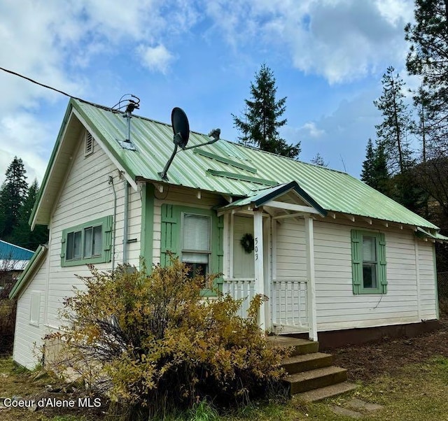 view of front of house featuring metal roof