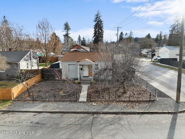 view of front of property featuring a fenced front yard