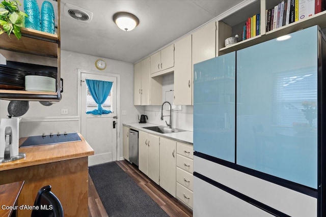 kitchen with visible vents, a sink, stainless steel dishwasher, dark wood finished floors, and black electric cooktop