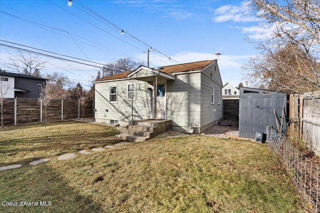 view of front facade with a front lawn and a fenced backyard