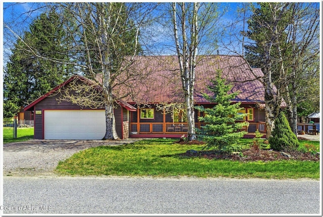 view of front facade featuring a garage, driveway, and a front yard