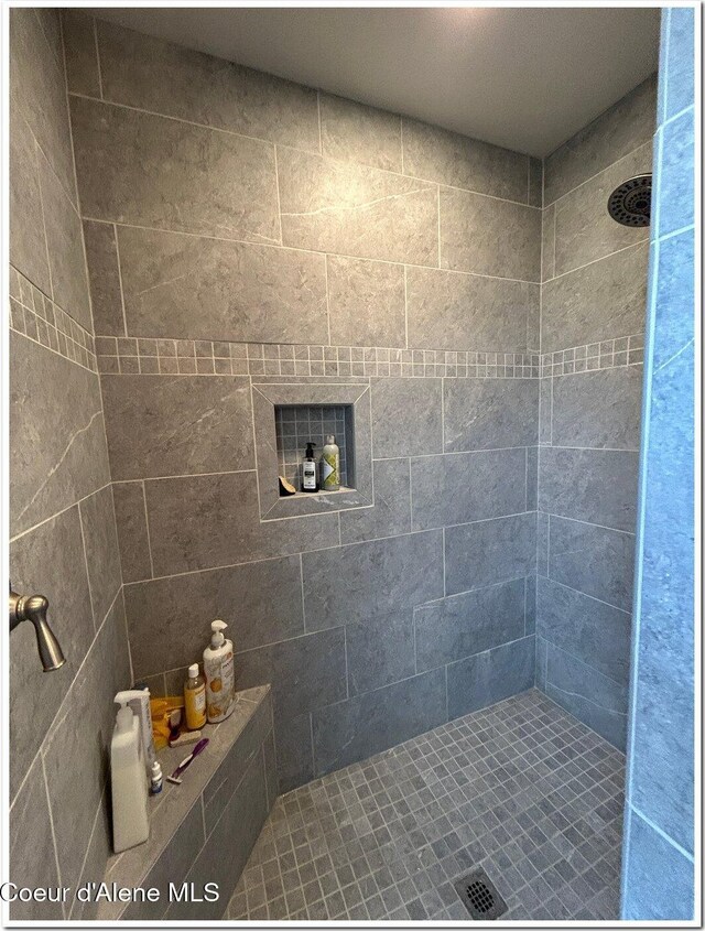 bathroom featuring a tile shower
