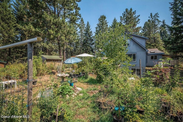 view of yard featuring an outbuilding