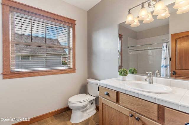 full bathroom featuring baseboards, a chandelier, toilet, a shower with curtain, and vanity