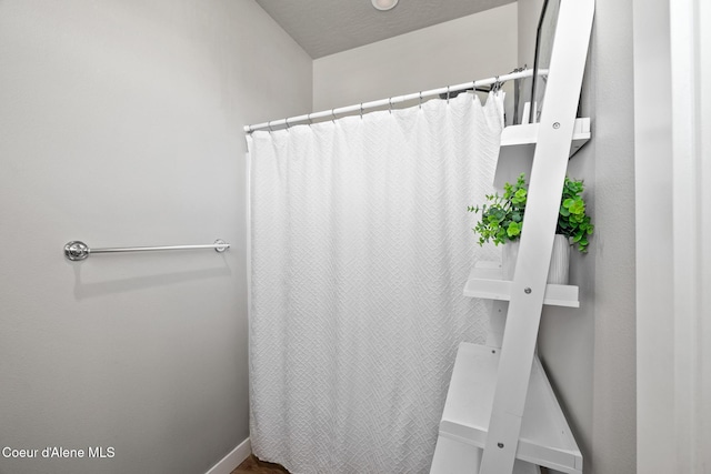 full bathroom with curtained shower