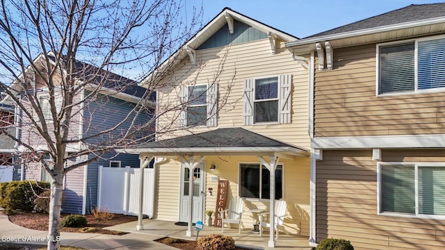 view of front facade with covered porch and fence