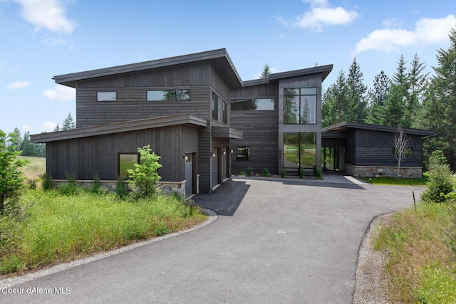 view of front of home featuring driveway and a garage