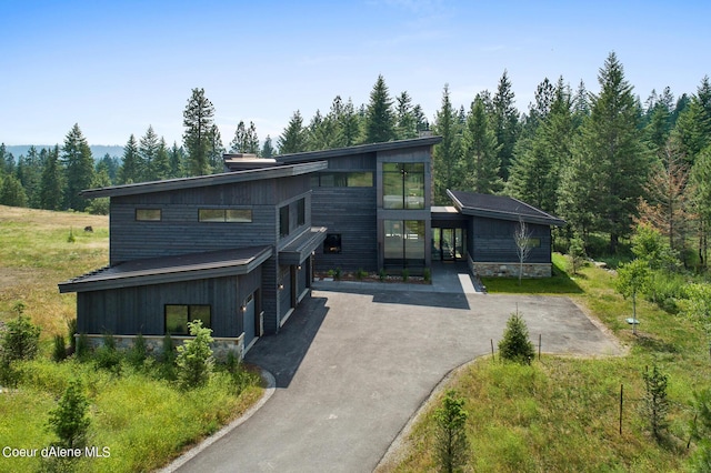 view of front of house with driveway