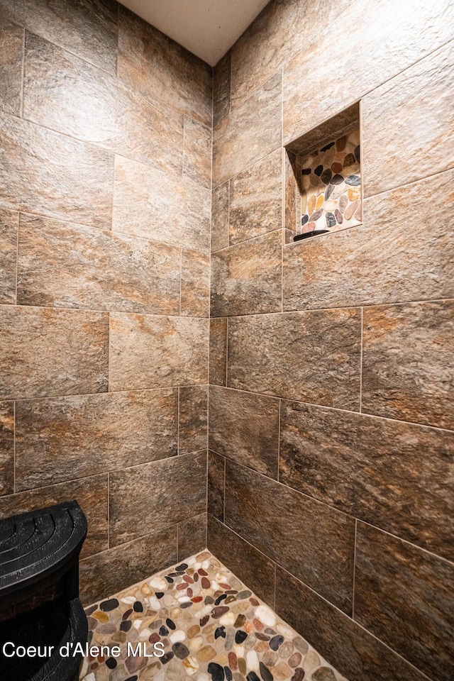 bathroom featuring a tile shower