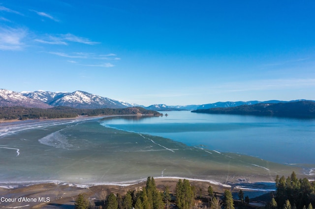 water view with a mountain view