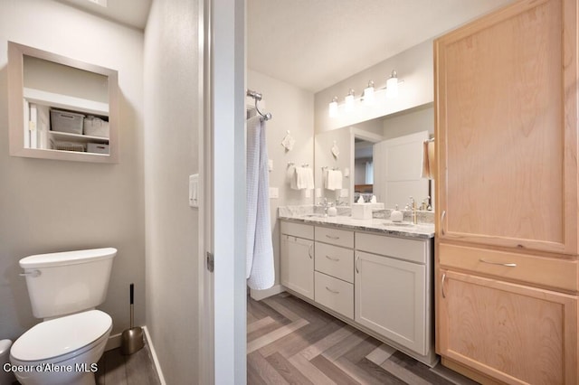 full bathroom featuring a shower with curtain, toilet, a sink, double vanity, and baseboards