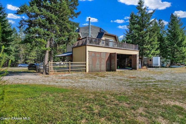 view of outdoor structure with an outdoor structure and a garage
