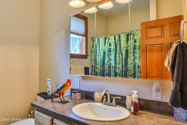 full bath featuring a shower with curtain, vanity, and toilet