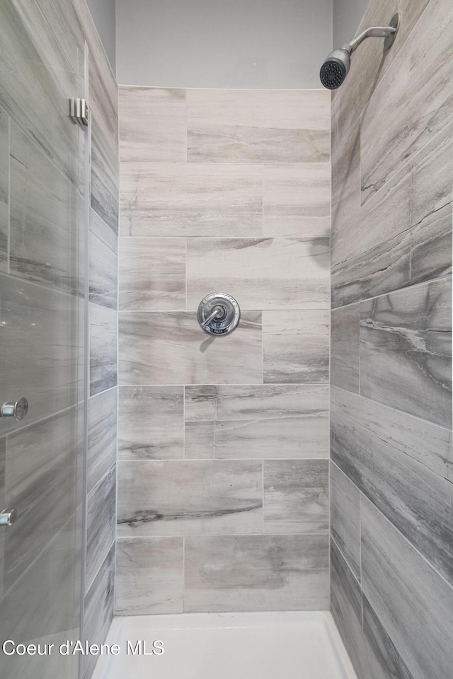 bathroom featuring a tile shower