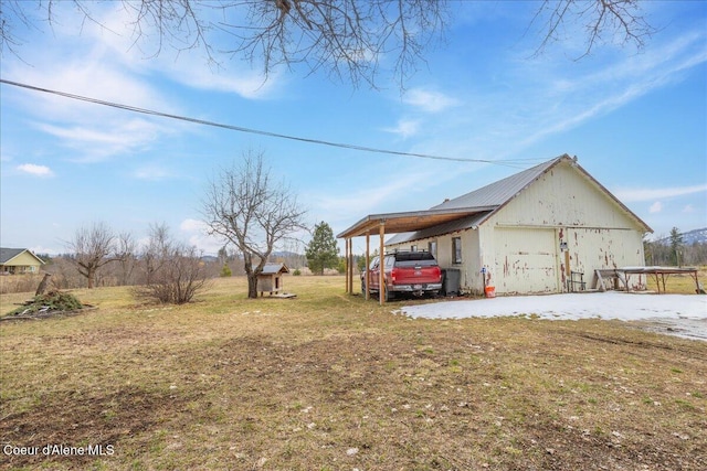 view of yard featuring an outdoor structure and a garage