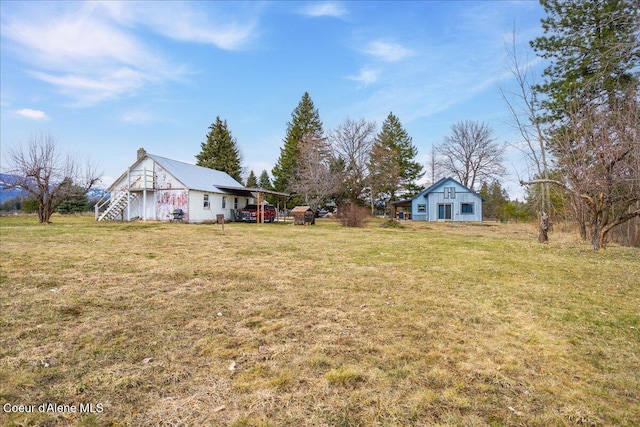 view of yard featuring an outdoor structure