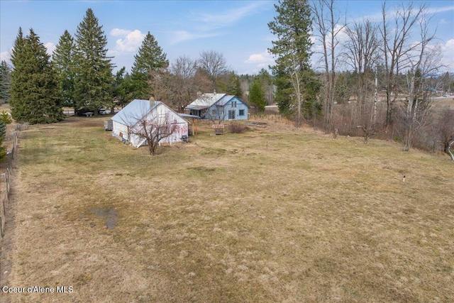 view of yard featuring an outbuilding