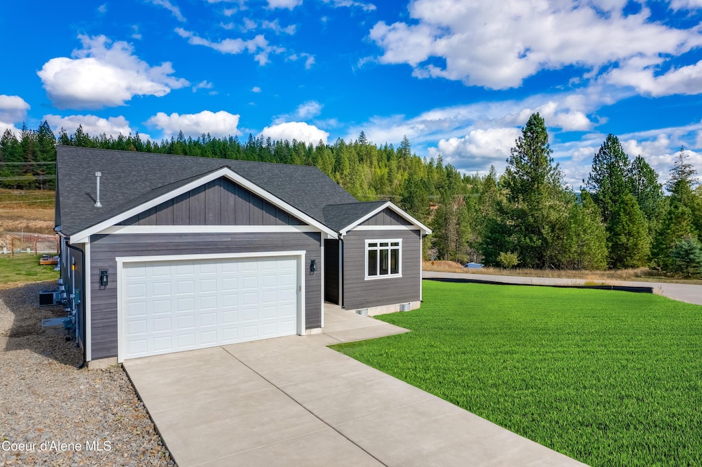 single story home with a front yard, concrete driveway, a garage, and a shingled roof