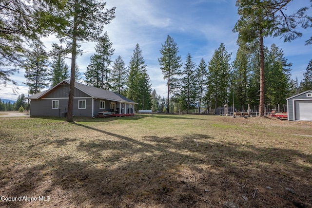view of yard with an outdoor structure