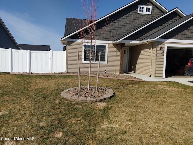 12379 N Cavanaugh Dr, Rathdrum, ID 83858 - view of front facade with a garage