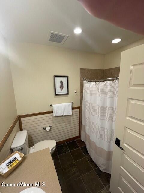 110 Morning Star Dr Unit 152, Kellogg, ID 83837 - bathroom featuring a shower with curtain, recessed lighting, and tile patterned flooring