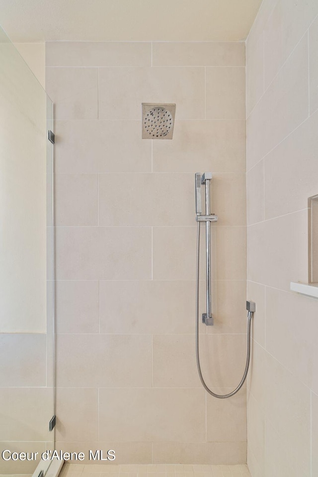 bathroom featuring a tile shower