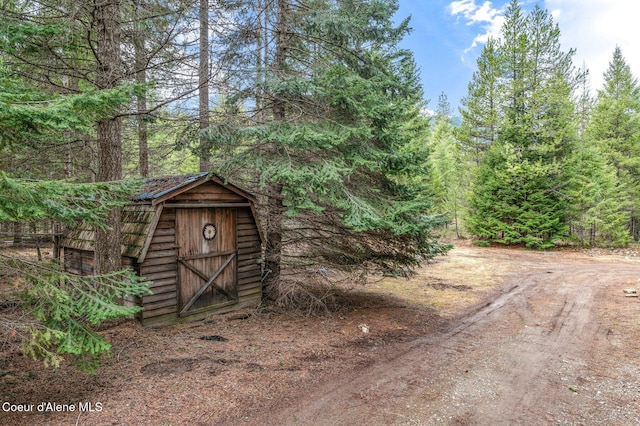 view of shed with dirt driveway