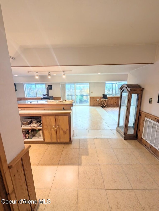 kitchen with visible vents, open floor plan, light tile patterned floors, and rail lighting