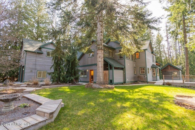 view of front of home featuring a front lawn