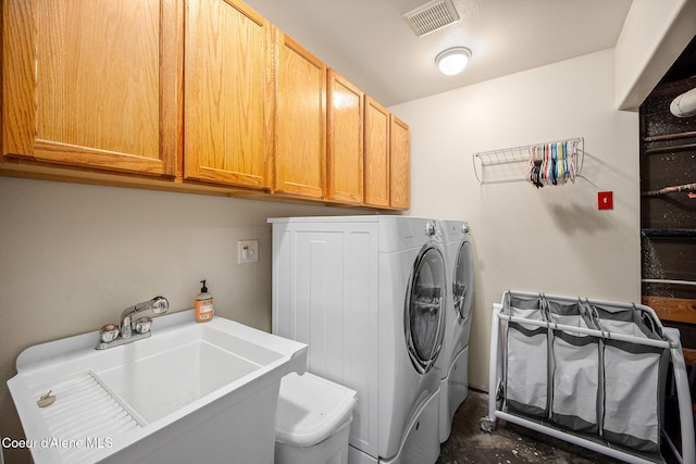 2790 W Versailles Dr, Coeur Dalene, ID 83815 - laundry room featuring washing machine and dryer, visible vents, a sink, and cabinet space