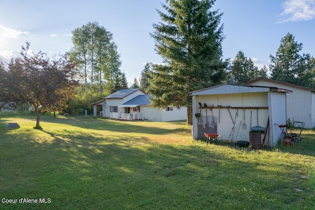 view of yard with an outdoor structure