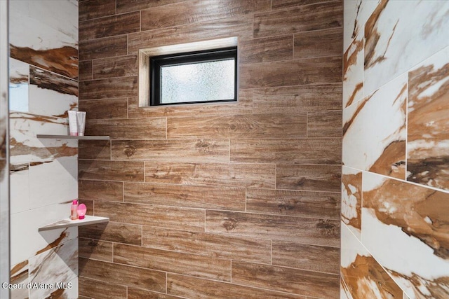 bathroom featuring a tile shower