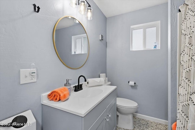 804 Residence St, Wallace, ID 83873 - bathroom featuring a shower with shower curtain, vanity, baseboards, and toilet
