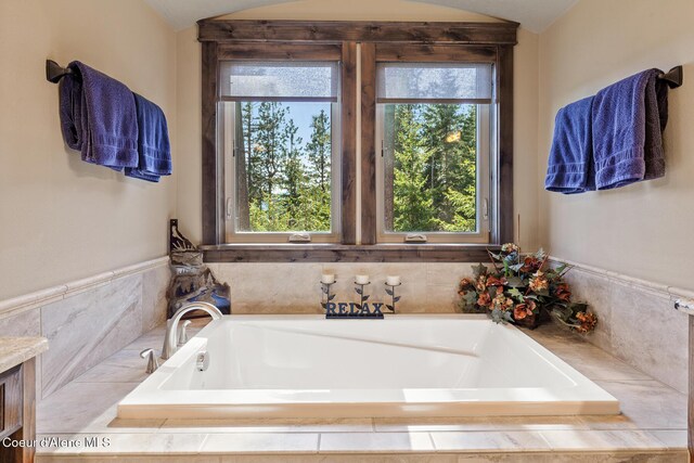 1122 S Four Winds Rd, Coeur Dalene, ID 83814 - full bath with a garden tub and lofted ceiling