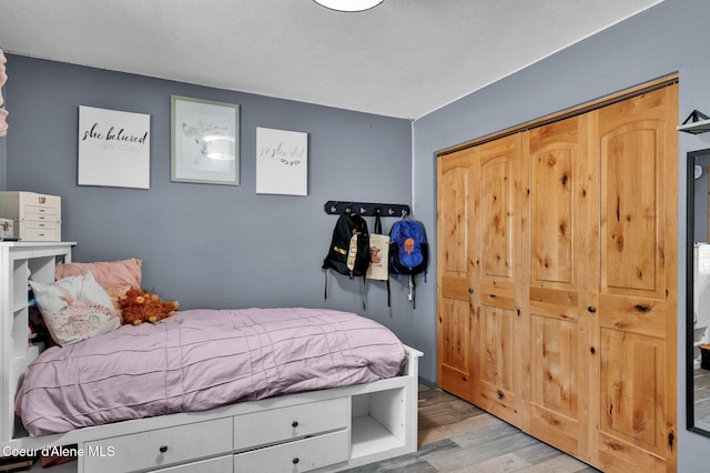 181 E Deer Meadow Ln, Blanchard, ID 83804 - bedroom featuring a closet and wood finished floors