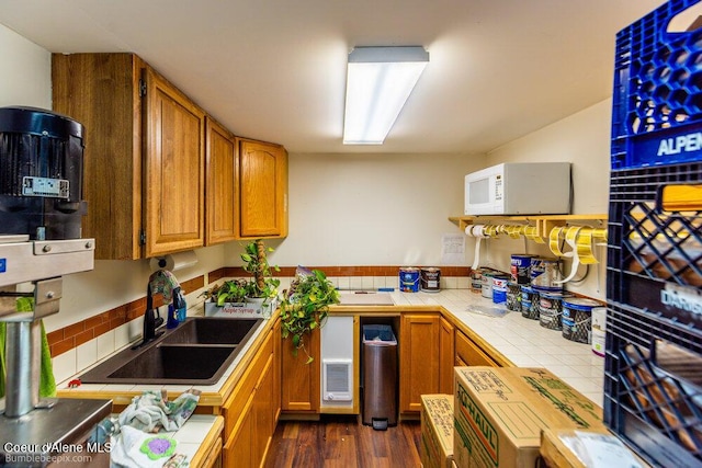 kitchen with visible vents, a sink, dark wood-style floors, tile counters, and white microwave