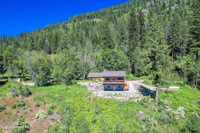 birds eye view of property featuring a wooded view