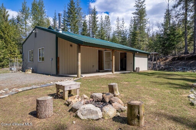 view of front of house featuring a front lawn and metal roof