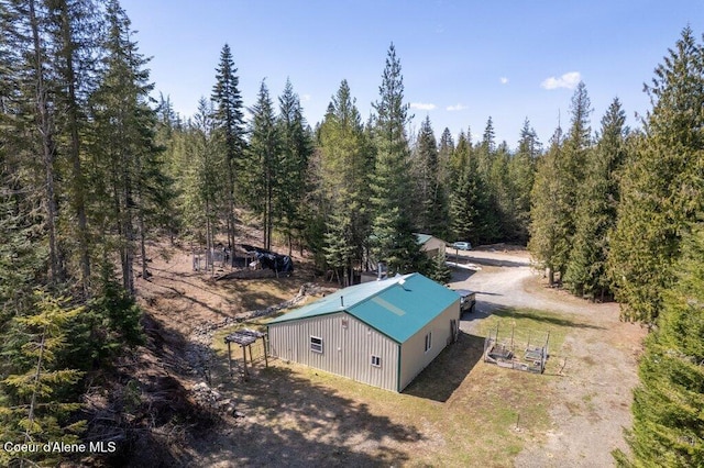 bird's eye view with a view of trees