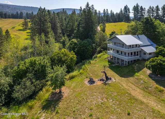 birds eye view of property featuring a forest view