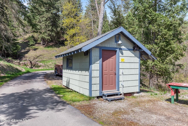 view of outdoor structure with an outbuilding and entry steps