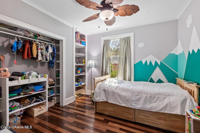 bedroom featuring a closet, ornamental molding, ceiling fan, and wood finished floors