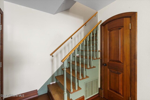 917 E Young Ave, Coeur Dalene, ID 83814 - stairs with arched walkways